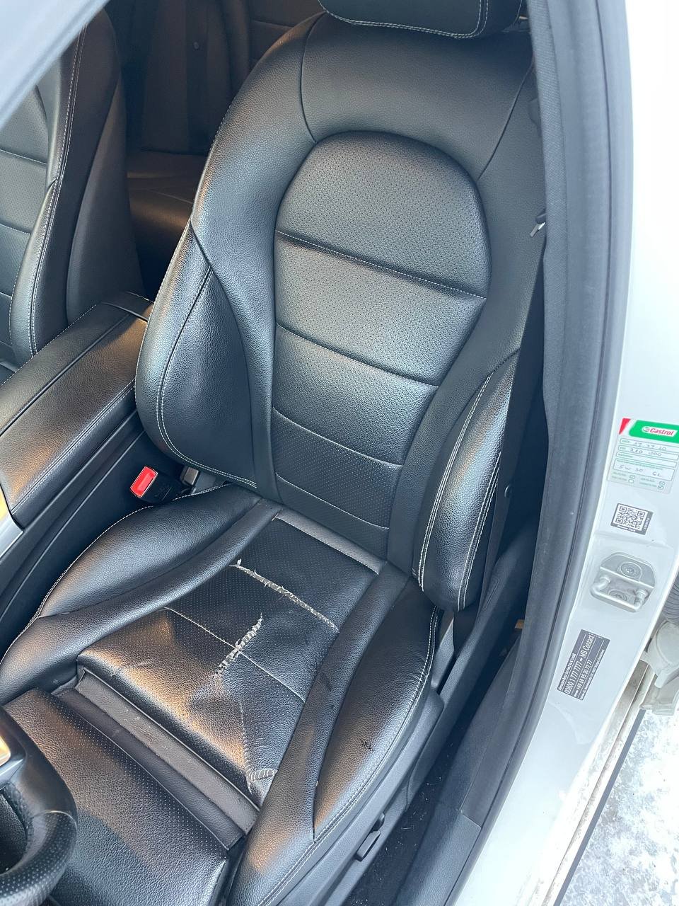 Mercedes-Benz C-klassi ja E-klassi kahjustatud iste enne remonti